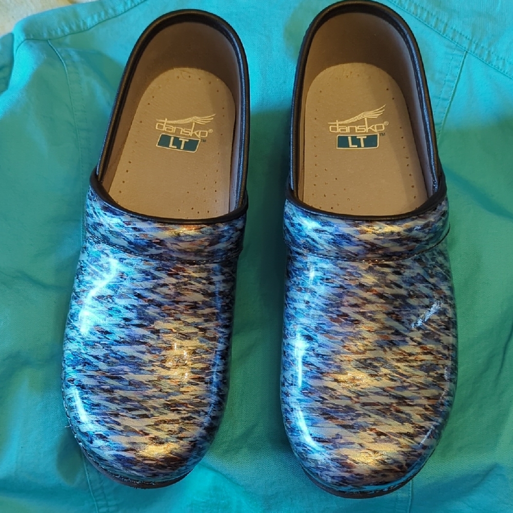 💙❤️Dansko LT Blue Multicolor Shimmery Pattern Clogs size 38   LIKE NEW!!!!!💙❤️